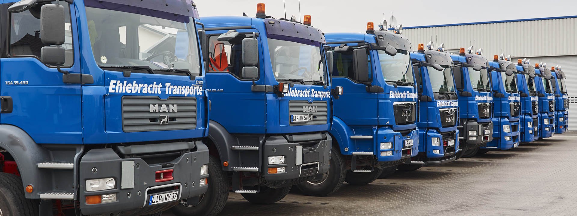 Moderner Fuhrpark mit mehreren LKW von Ehlebracht Transporte f&uuml;r Sch&uuml;ttgut und Baustofftransporte