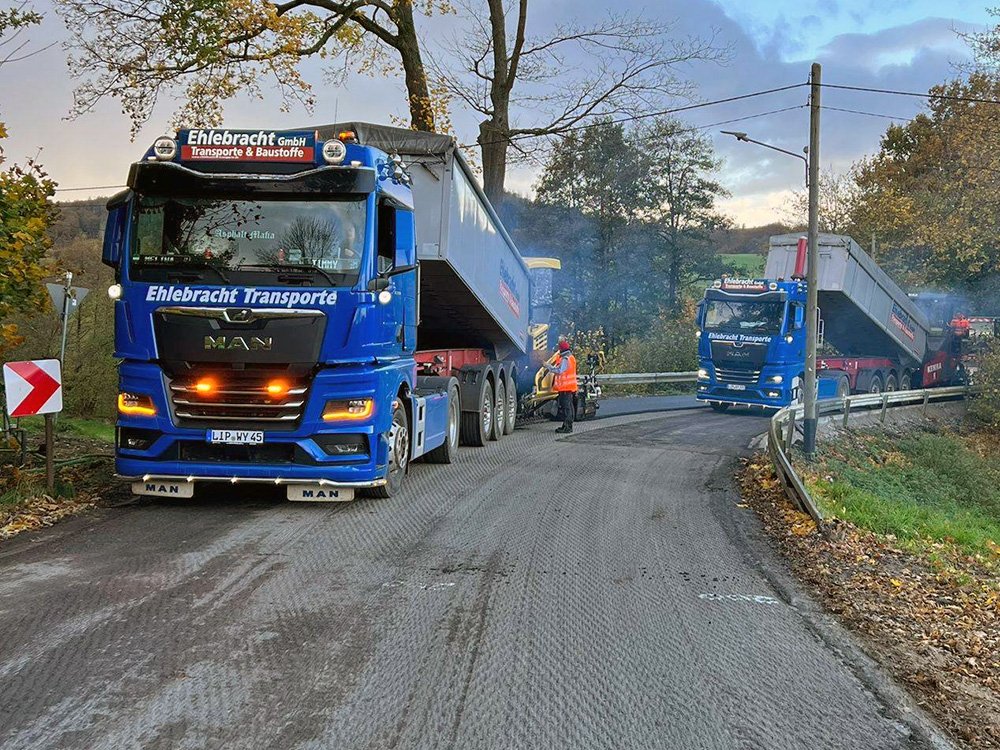 LKW von Ehlebracht Transporte liefern Asphalt f&uuml;r Stra&szlig;enbau