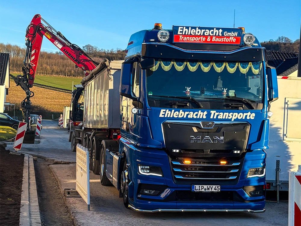LKW von Ehlebracht Transporte transportiert Baustoffe auf Baustelle