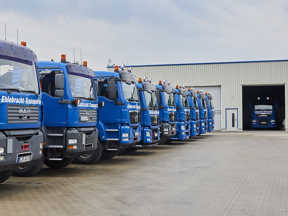 Fuhrpark mit mehreren LKW f&uuml;r Baustofftransporte in Augustdorf
